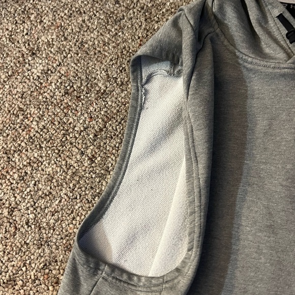 UA ColdGear sleeveless fleece hoodie / swim cover up/workout Large​ - Picture 2 of 10